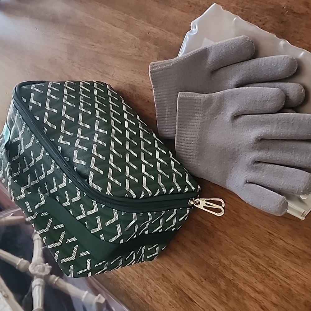Cosmetic Case + free Meraki Moisturising Gloves